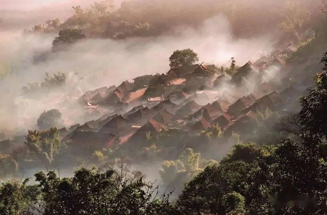 在云南省普洱市澜沧拉祜族自治县的景迈山深处,有一座传统的布朗族古