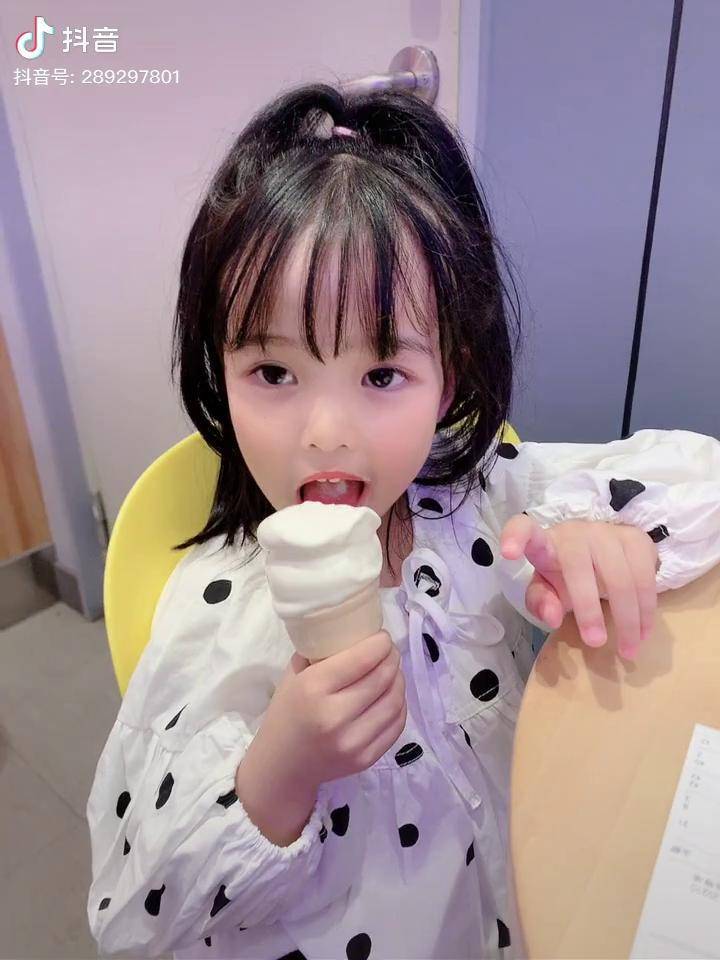 甜甜的女儿我的小公主萌宝小吃货今日份小可爱已上线