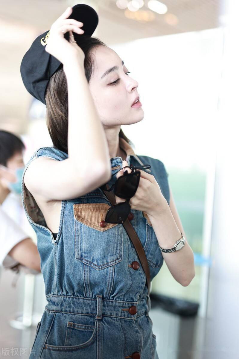 古力娜扎身穿连衣裙现身机场,大秀曼妙身材拿下帽子露出绝美笑容