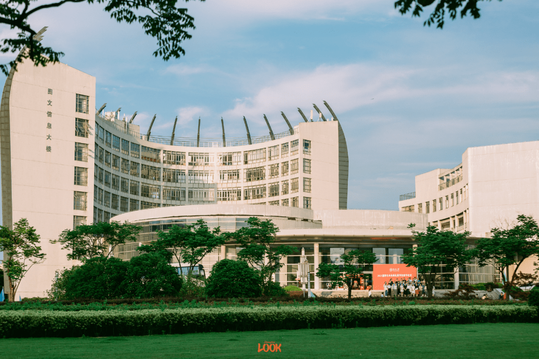 look | 东华大学,今年70周岁了