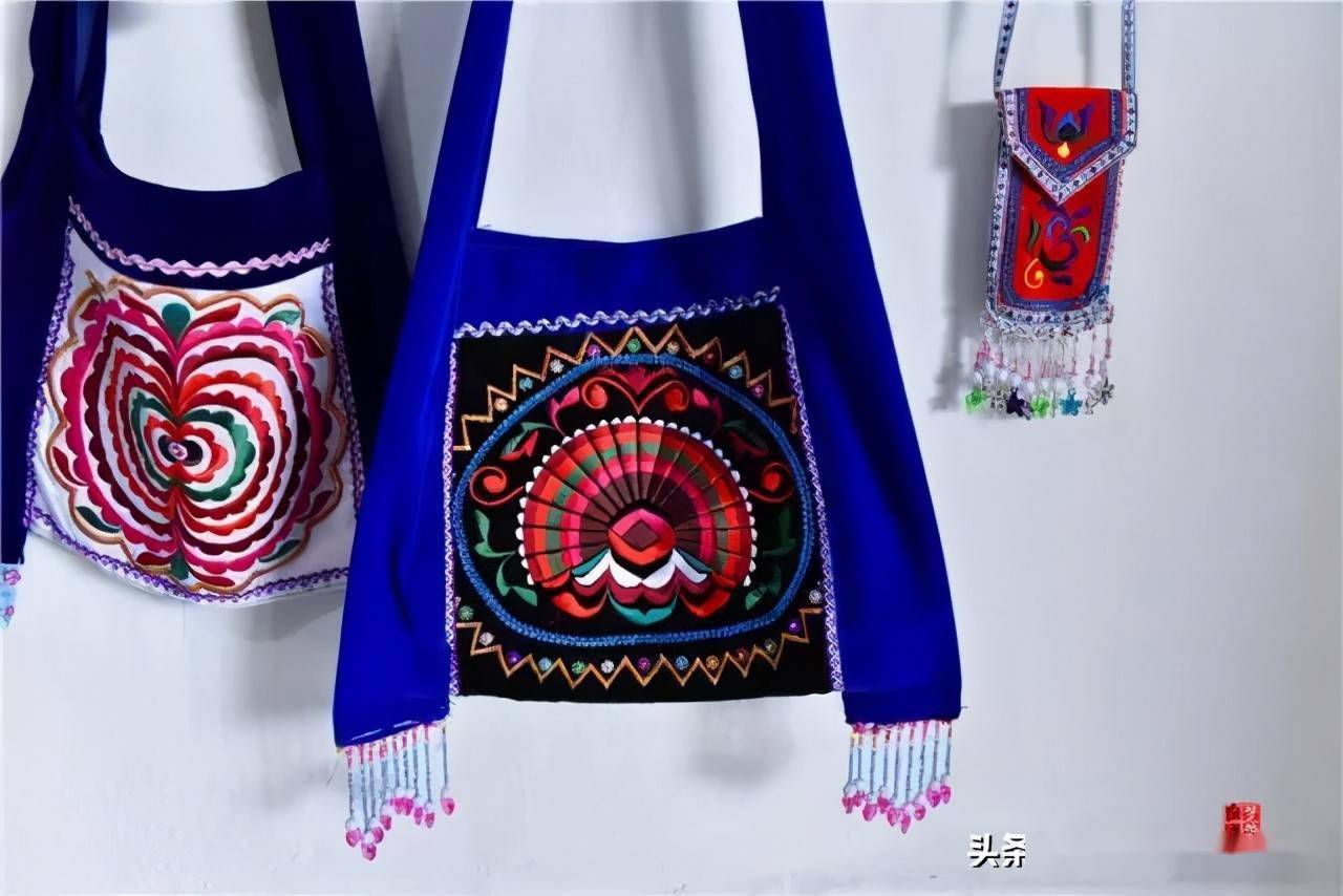 云南红河大新寨彝族刺绣:穿在身上的艺术品