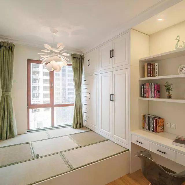 卧室里,设计一款整体的榻榻米,床,衣柜,书桌一体设计,使小户型房间
