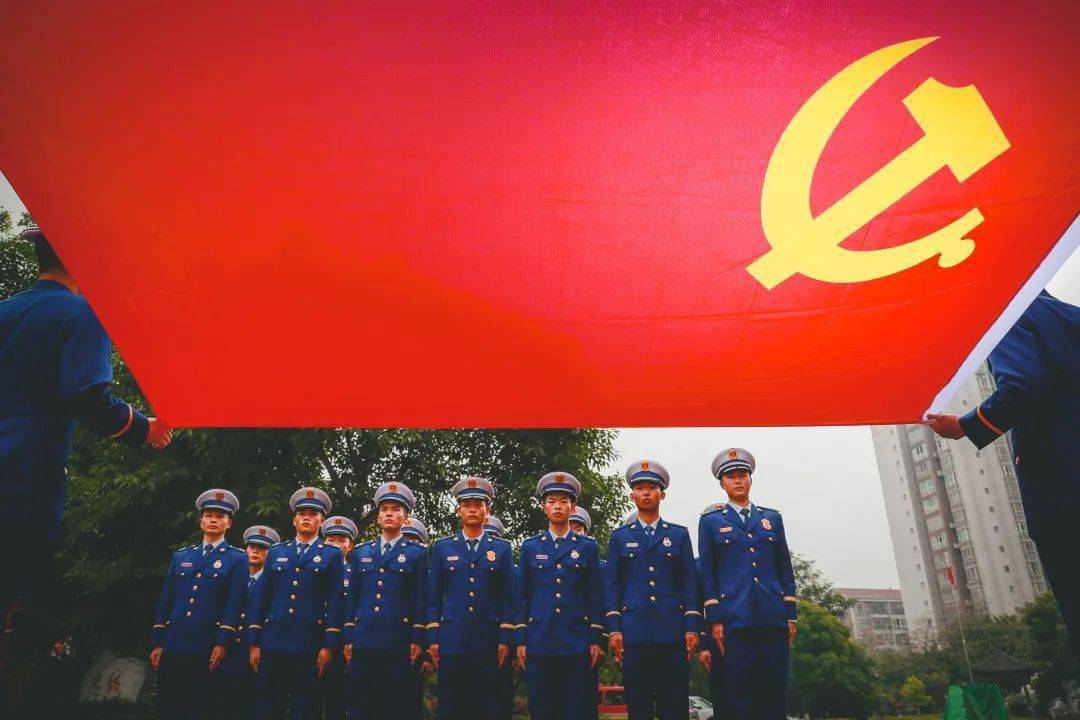 忠于党,听党话,跟党走 为党旗添光彩 我的内心已经澎湃不已 指引我