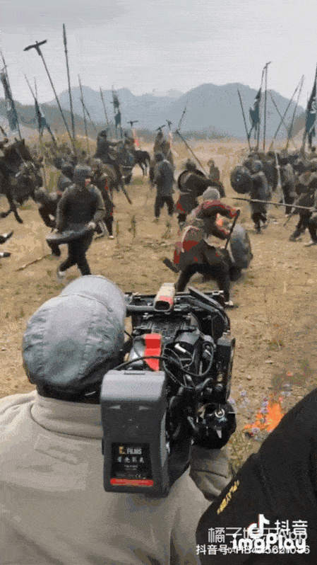 从文章开头的那张动图中你就能看出来, 这种小武打演员绝对是动真刀