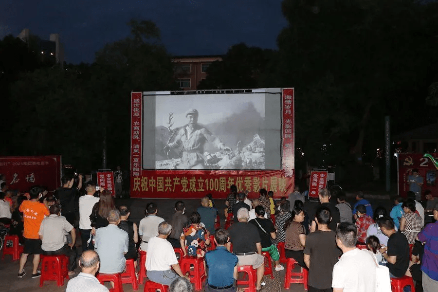 露天电影回来啦!带着全家去看吧,那是几代人的青春啊