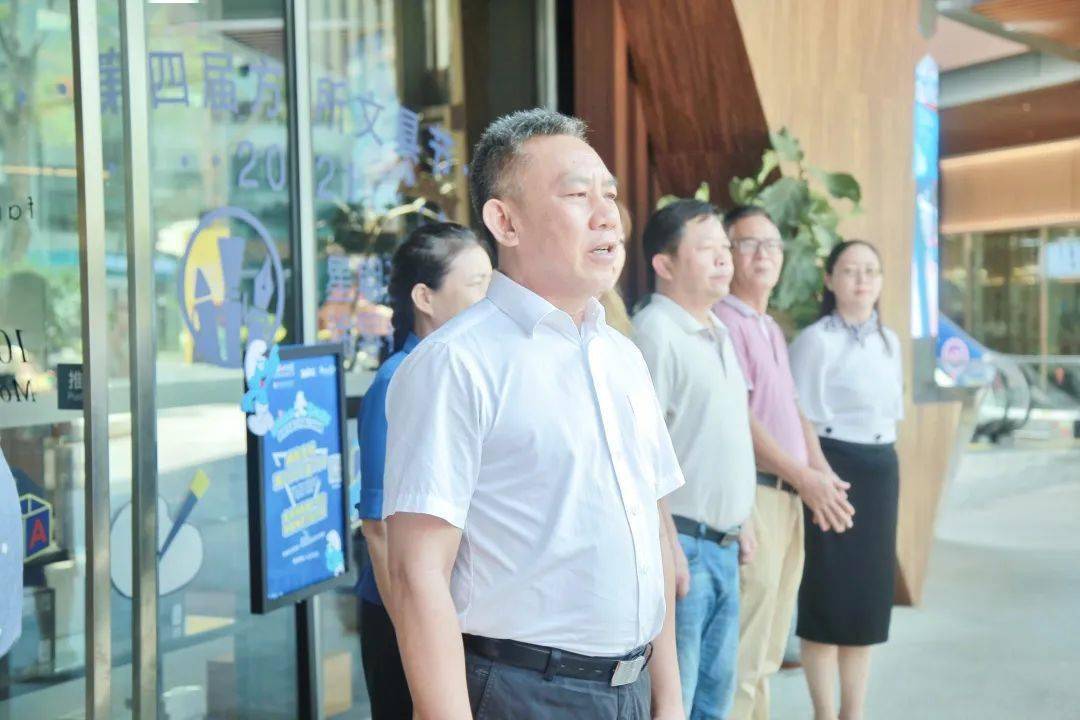 张羽飞为免税城二期方所"职工书屋"揭牌