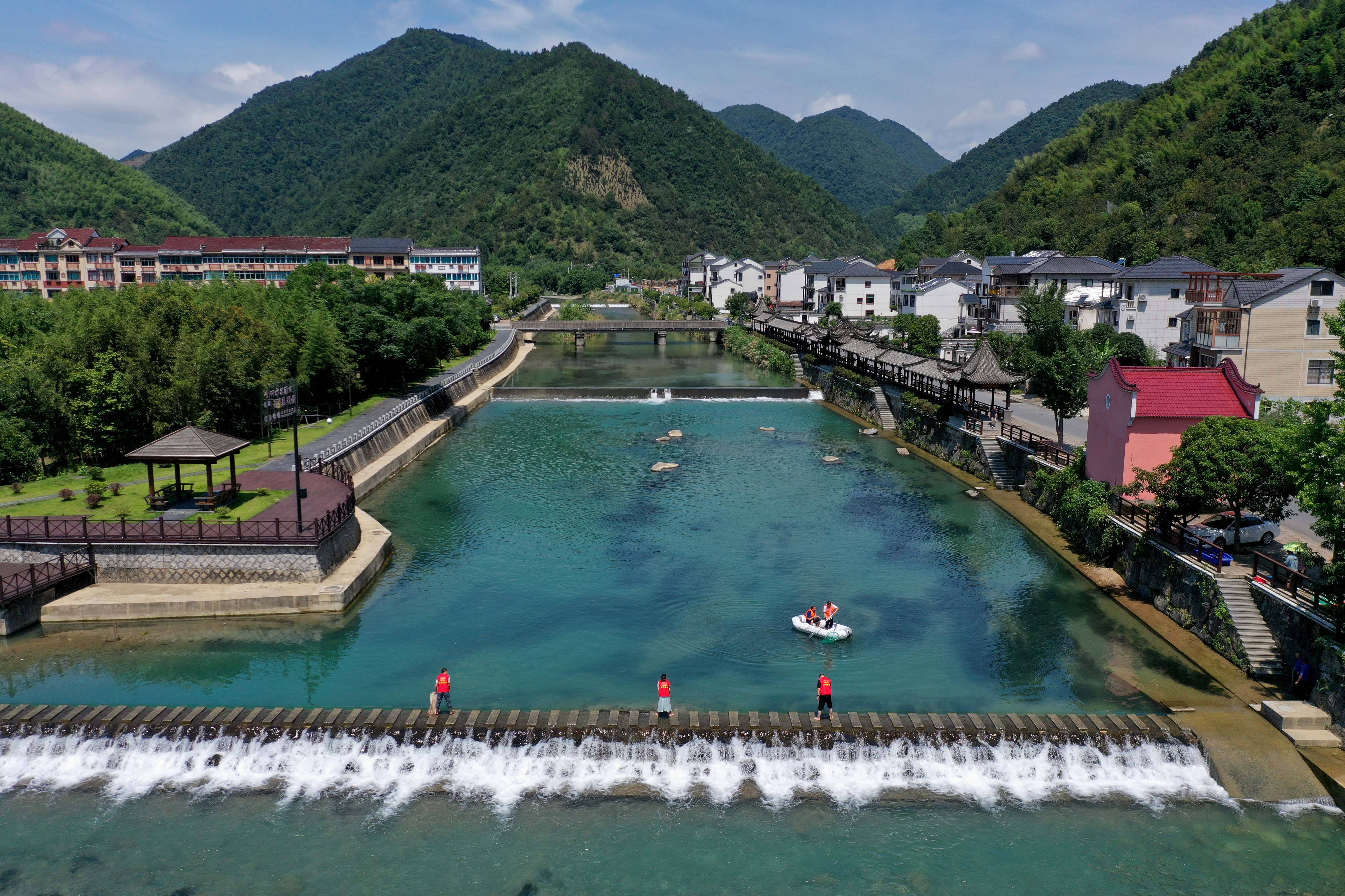 杭州:建设"幸福河湖 守护水美家园_湍口镇