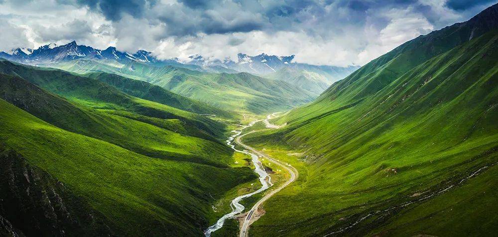 新疆独库公路一面傍山,一面临河,风景独特.新疆独库公路蜿蜒在天山山