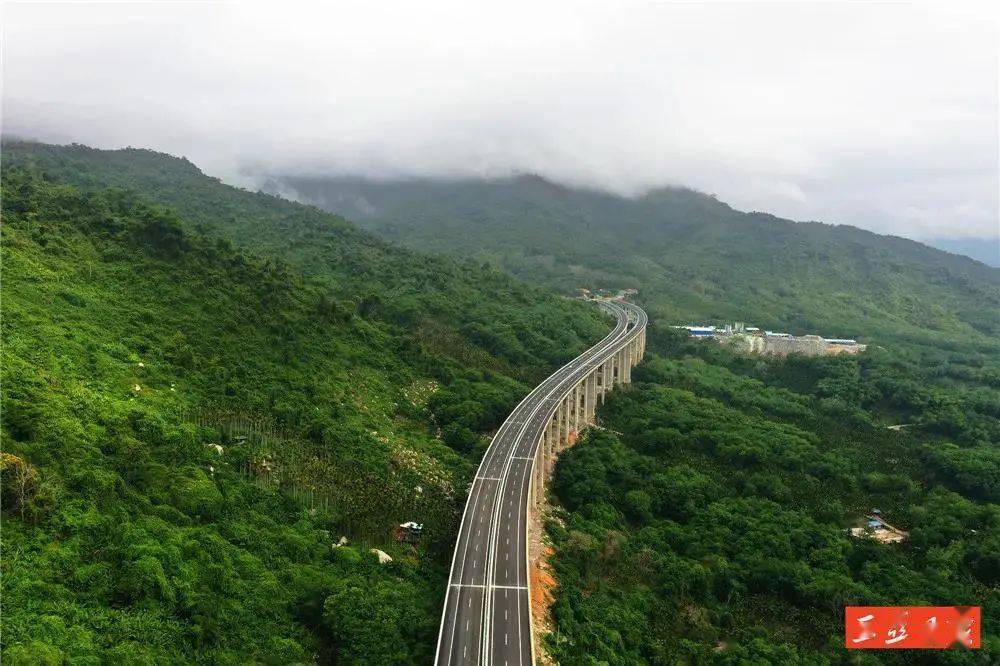 山市通什镇,终点位于三亚市海棠区,接g98环岛高速公路,采用双向四车道