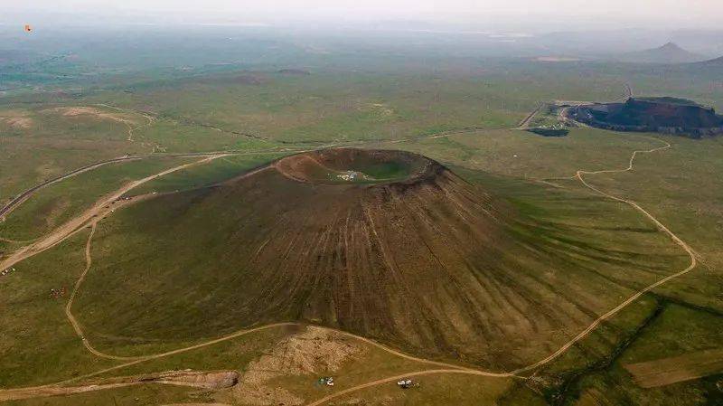 锡林浩特—阿巴嘎火山群,南抵察哈尔右翼后旗的乌兰哈达火山群,绵延近