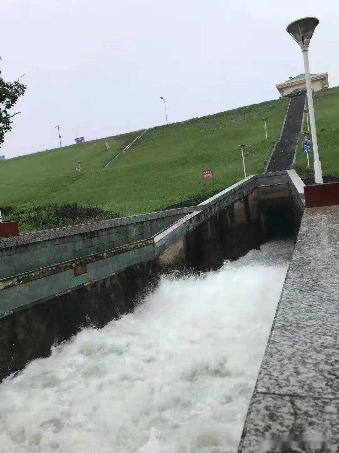 6米 董铺水库开闸泄洪