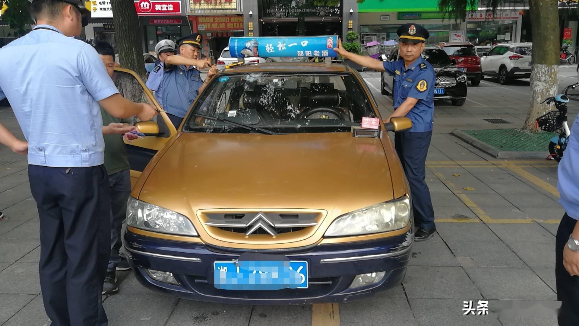 常德市交通运输执法支队联合交警开展打击仿冒出租车非法营运行动