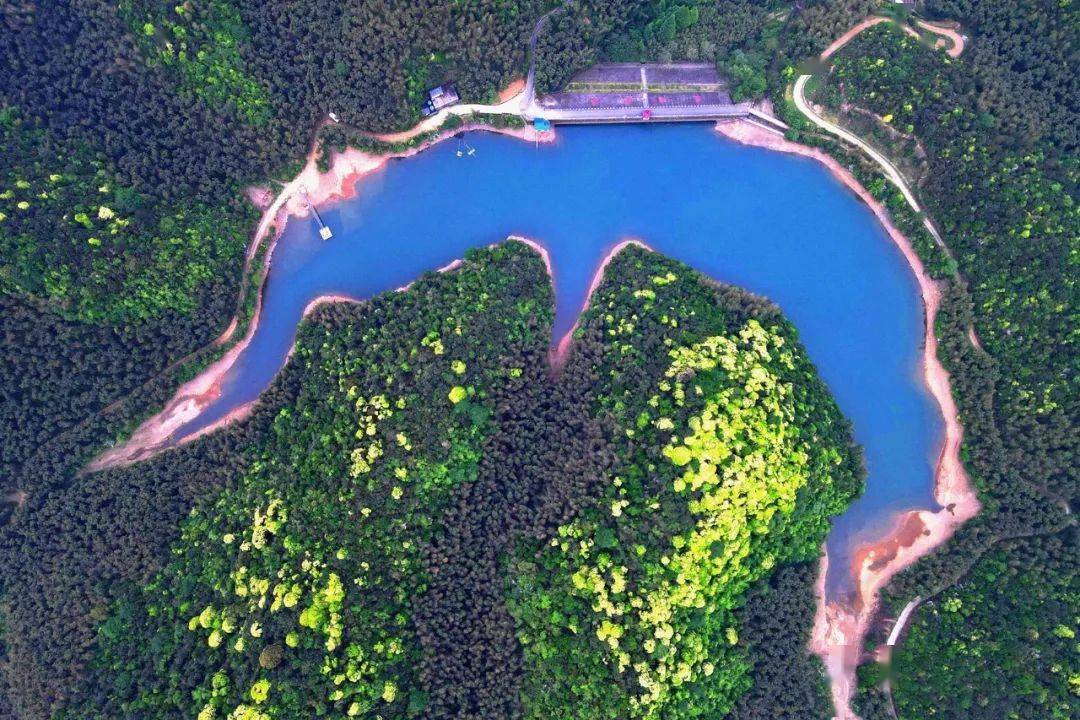 沿水库而下"四好农村路"零东线串起黄湖镇青山村,赐壁村.全长5.