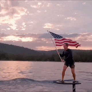 扎克伯格举国旗冲浪为美国"庆生"!网友们:太诡异了!