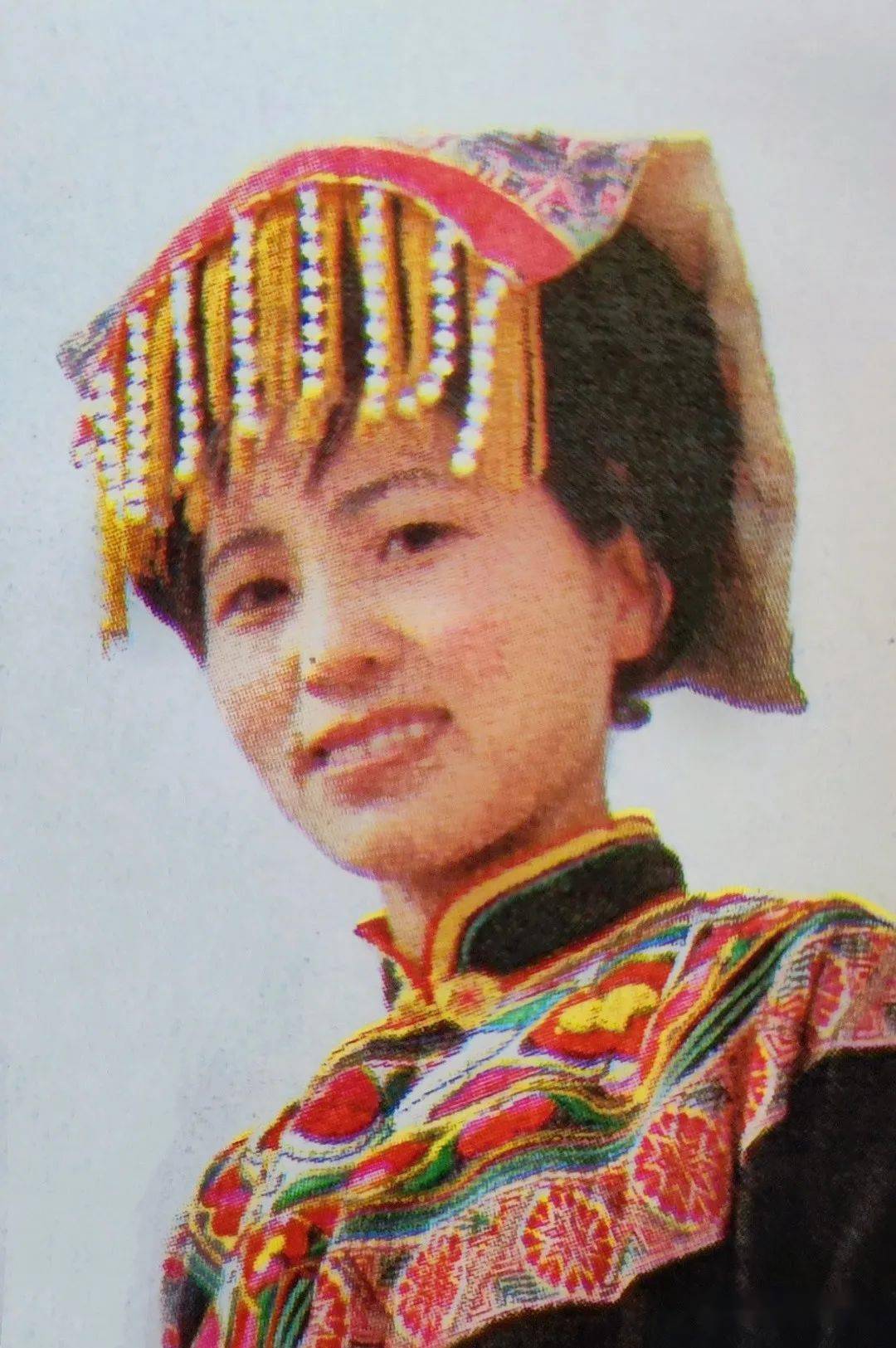 馆藏老报刊的珍贵画面▏傻傻分不清少数民族头饰和帽子今天先看看彝族