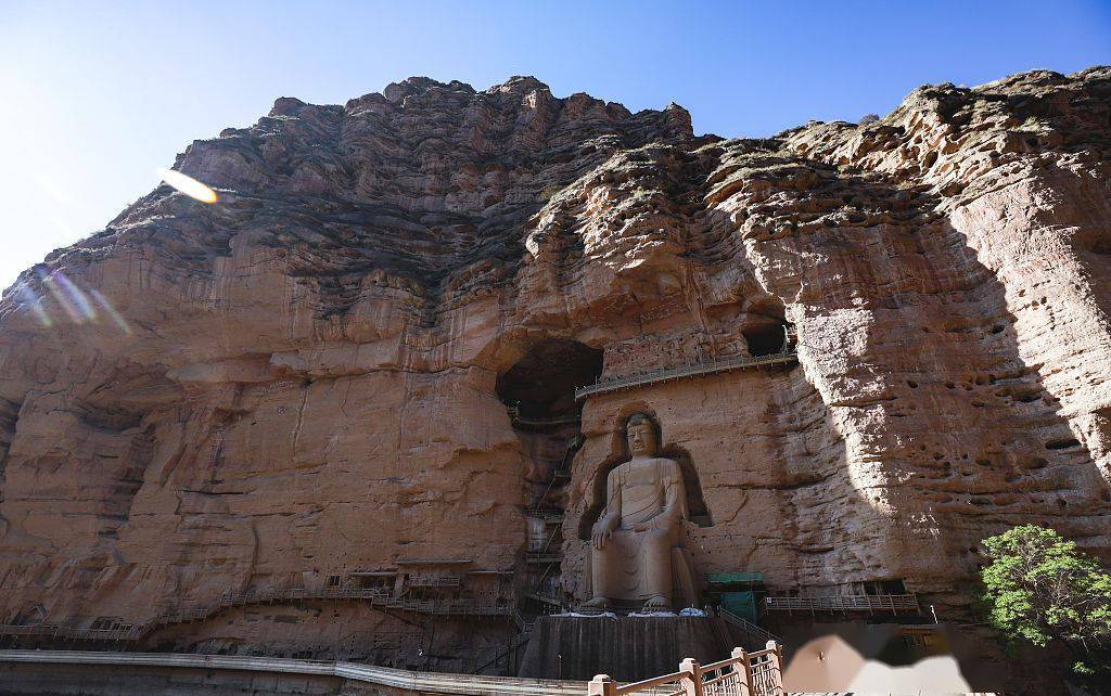 炳灵寺石窟位于甘肃省临夏回族自治州永靖县的积石山中,"炳灵"为藏语