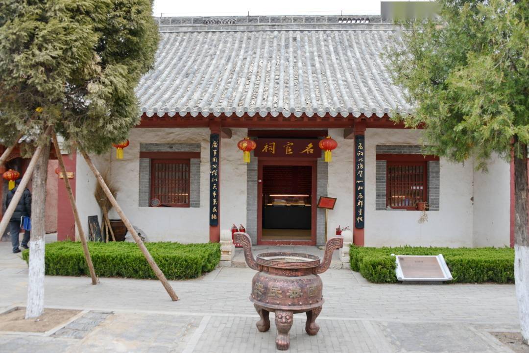 名宦祠名宦祠内景大成门两侧是名宦祠和乡贤祠,我先走入名宦祠,里面以