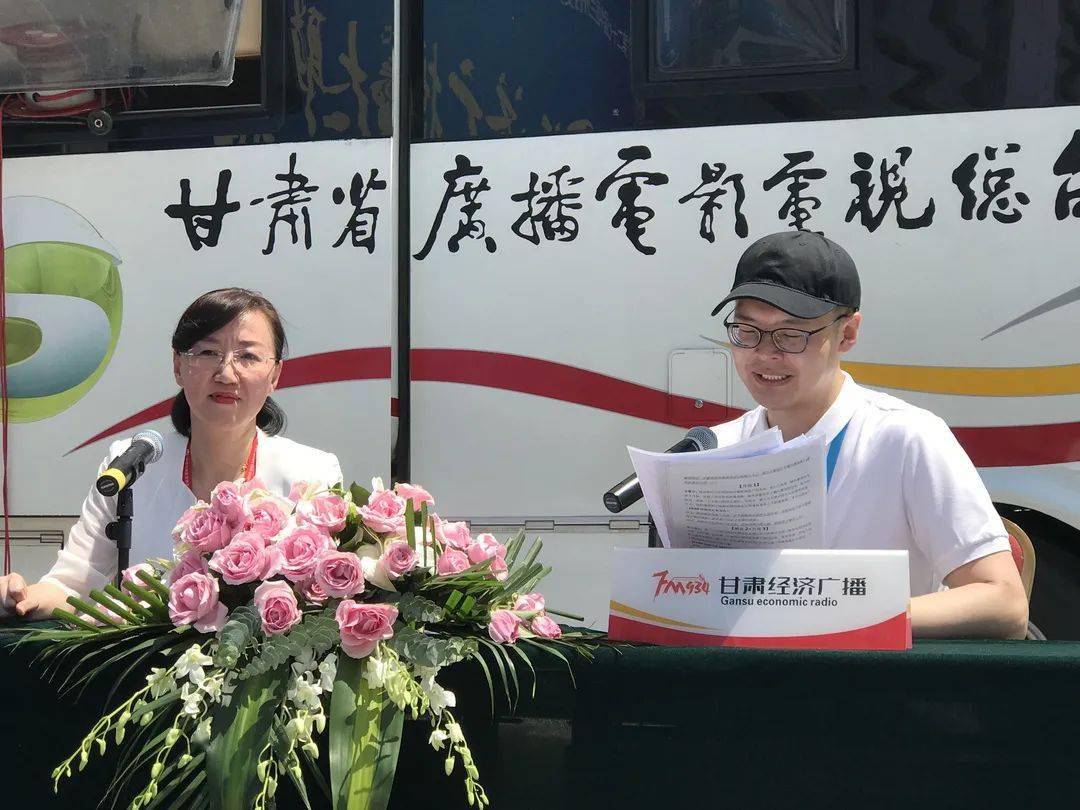 张掖市人民政府副市长 娄金华 接受陕西广播电视台经济广播主持人的