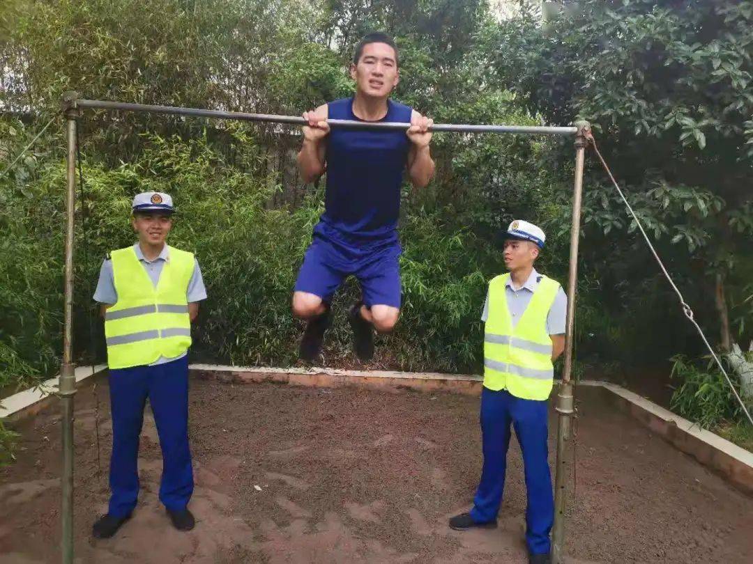 单杠卷身上