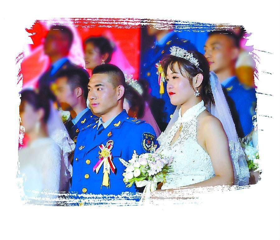 党圆圆与程丽君在集体婚礼上.胡勇华摄