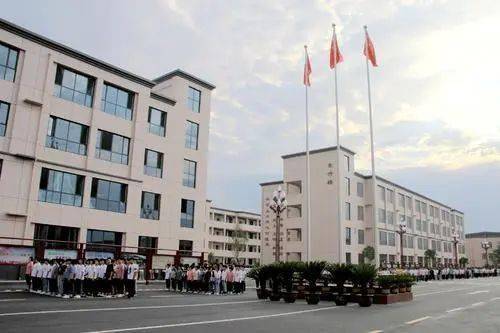 近日,邯郸市有学生家长对魏县旭日中学高一新生收费感到疑惑, 表示在