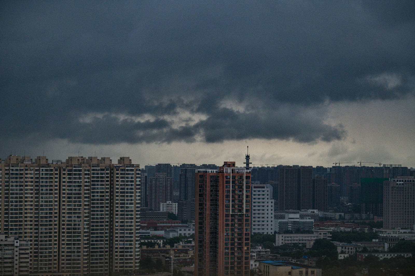 三伏天迎来强降雨河南郑州市区乌云密布白天变黑夜