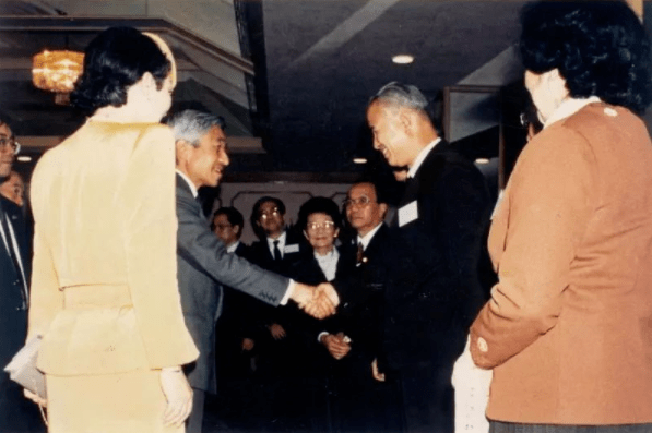 1992年明仁在上海西郊宾馆与伍汉霖握手.图片来源:shine.cn