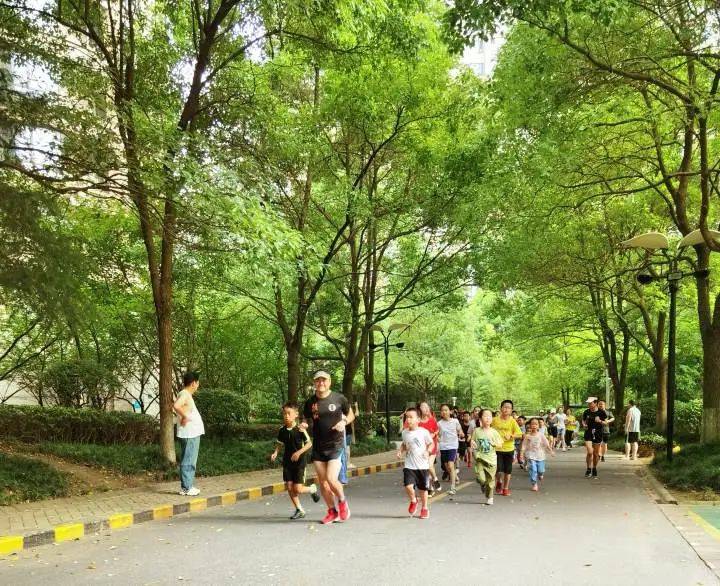 清晨7点多一小区居民开始疯狂拍照集体跑步这一幕太拉风了
