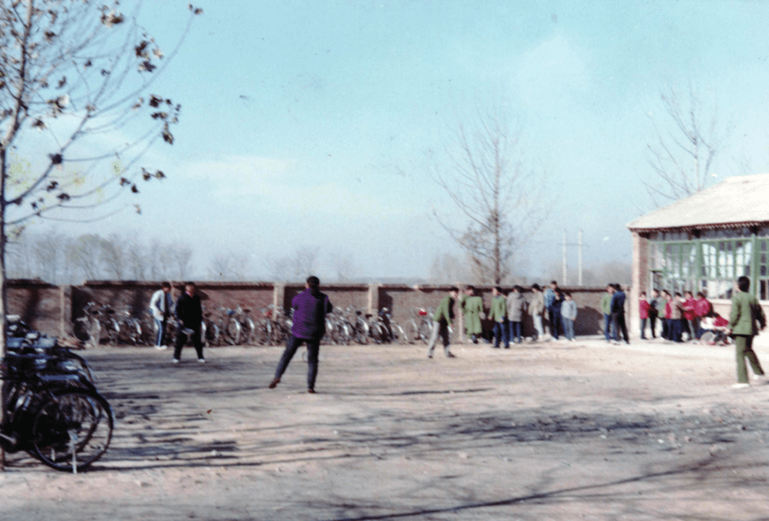 1991年,牛栏山二中教学楼建成前的校貌.