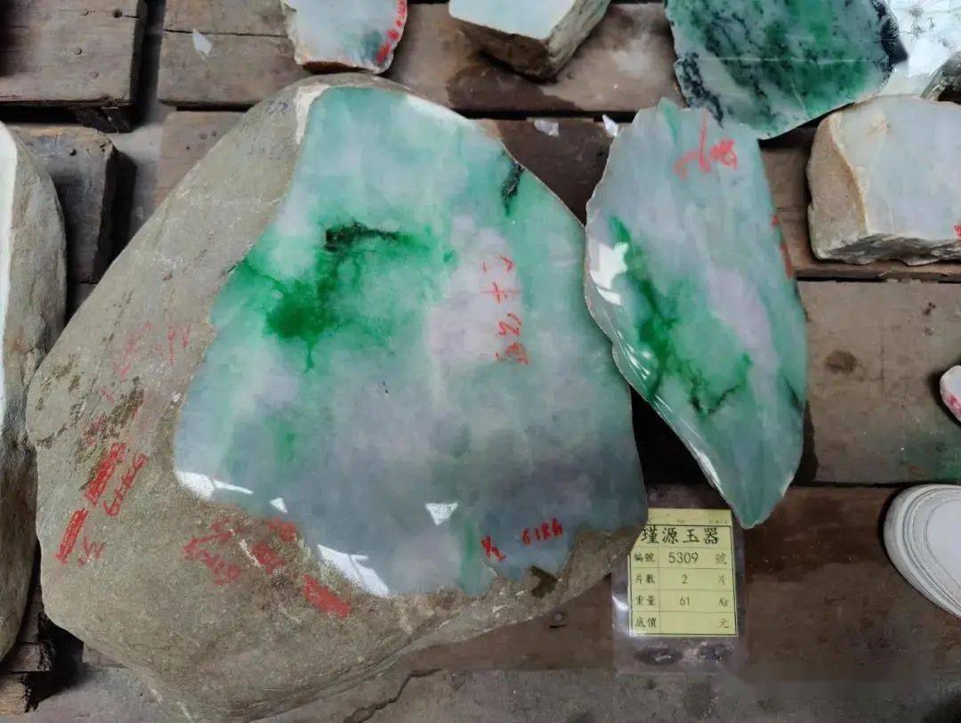 直击2021平洲公盘!好料越来越稀缺,选择什么样的翡翠升值空间大?