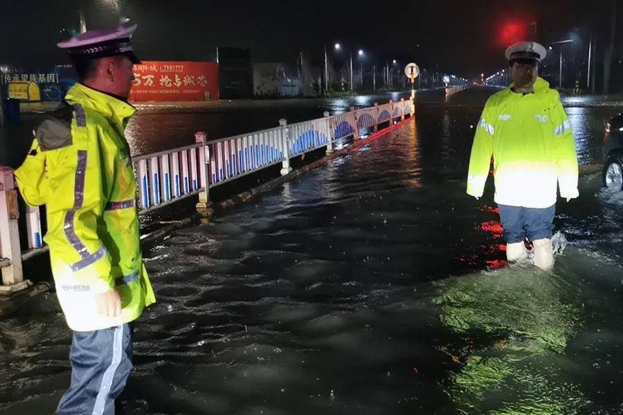 暴雨中逆行 罗庄交警用坚守铸忠诚 以坚忍守平安