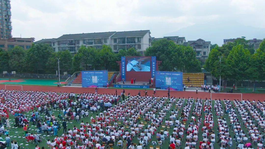 来自都江堰职业中学,灌州小学的舞蹈《千古岷水谣《熊猫的摇篮》