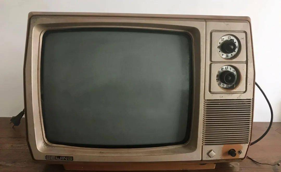 老旧电视机别再当20块钱的废品卖了,特别"值钱",快回家找出来