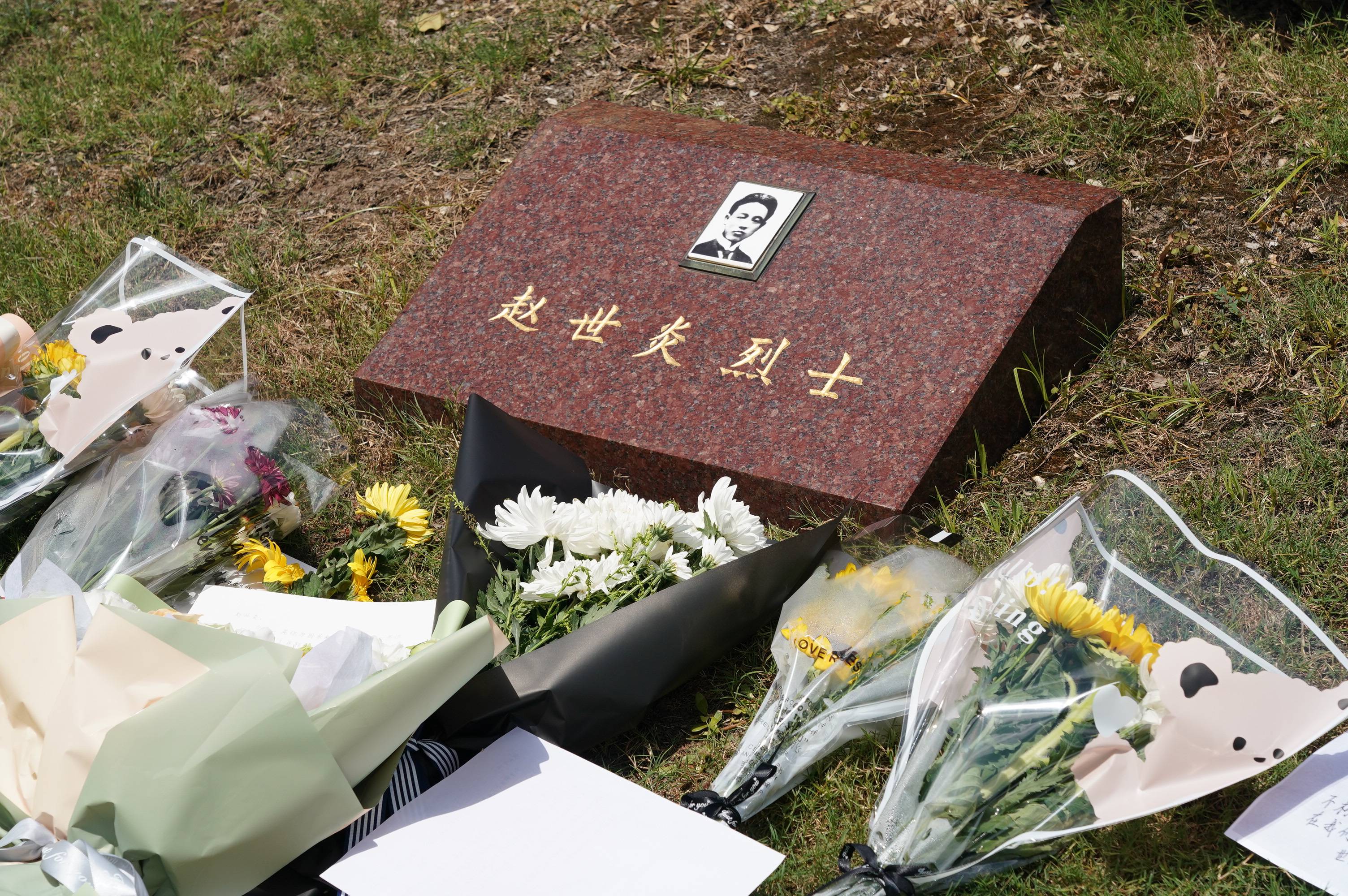 7月19日在赵世炎烈士墓前拍摄的鲜花.