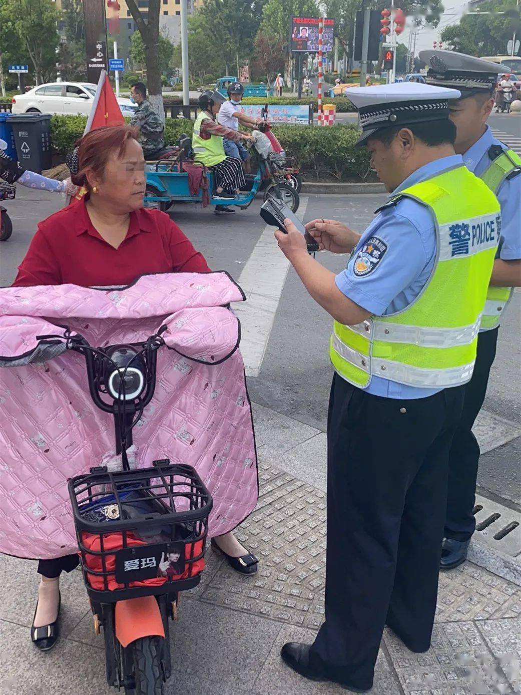 又一批高邮这些驾驶电动车不戴头盔被曝光有男有女