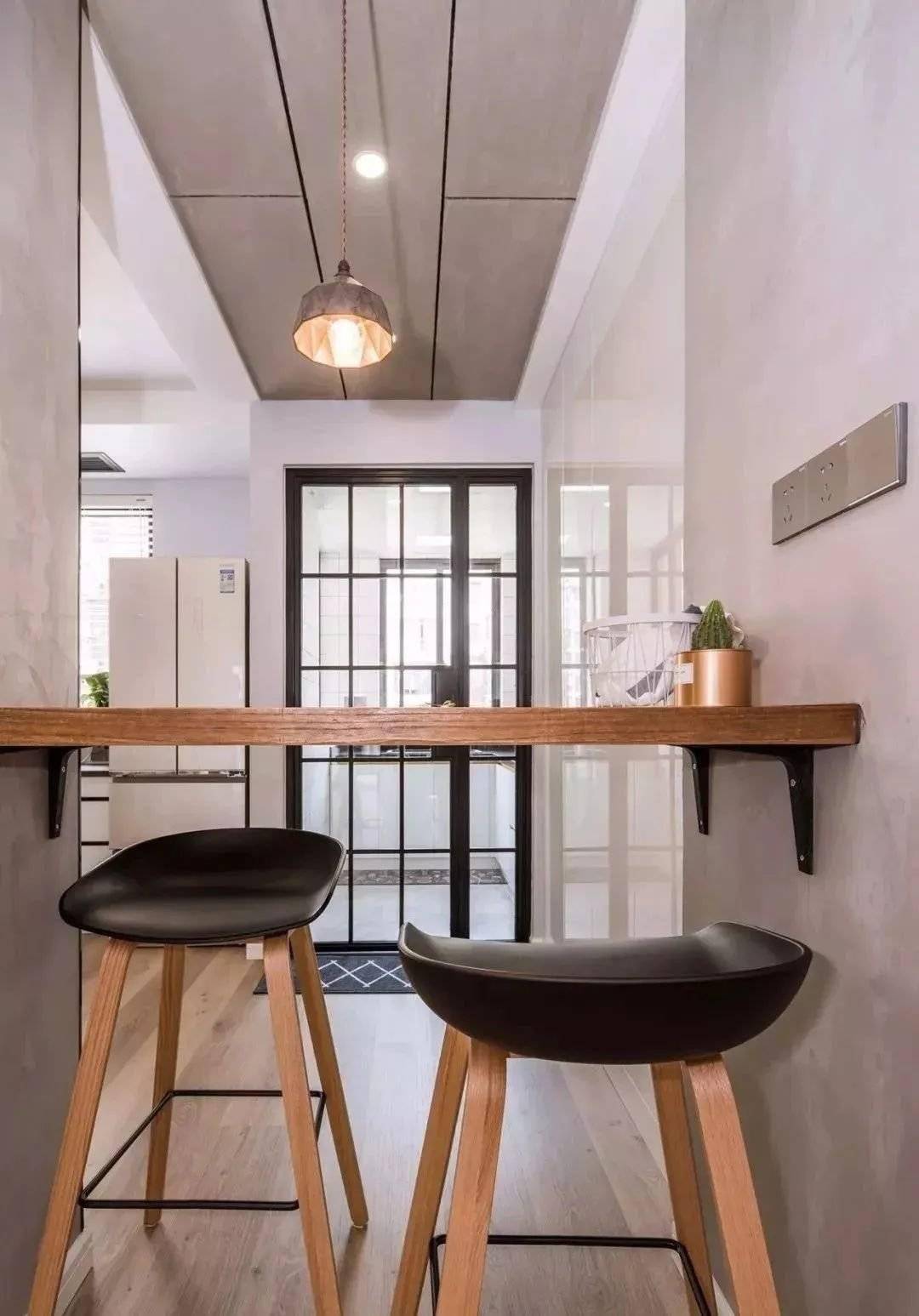 吧台区 餐厨之间的承重墙刷上水泥漆,包上防护条隔出一个吧台区域吧台