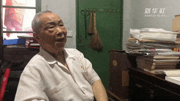 作为离休老同志,他植树造林,关心下一代.