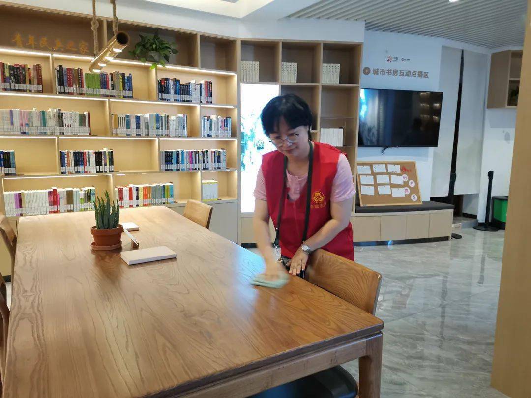 市教育局向越都社区树兰书房越都馆捐赠党史学习教育,绍兴文化等书籍.