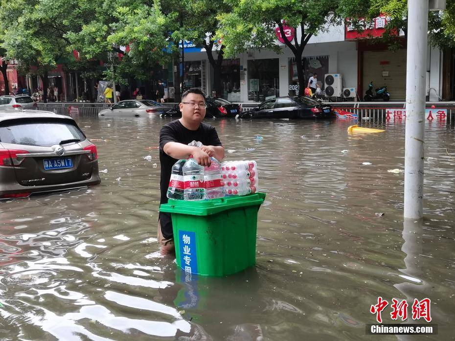 直击洪水消退后的河南郑州街头