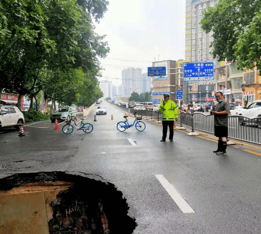 郑州市金水路未来路隧道开始抽水清淤工作,隧道持续断行.