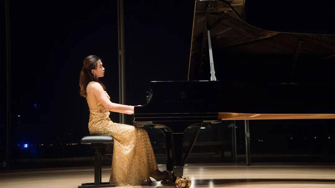 深圳嘉兴新城开票五次加冕国际冠军的钢琴家胡雪莎超越炫技的跨时空