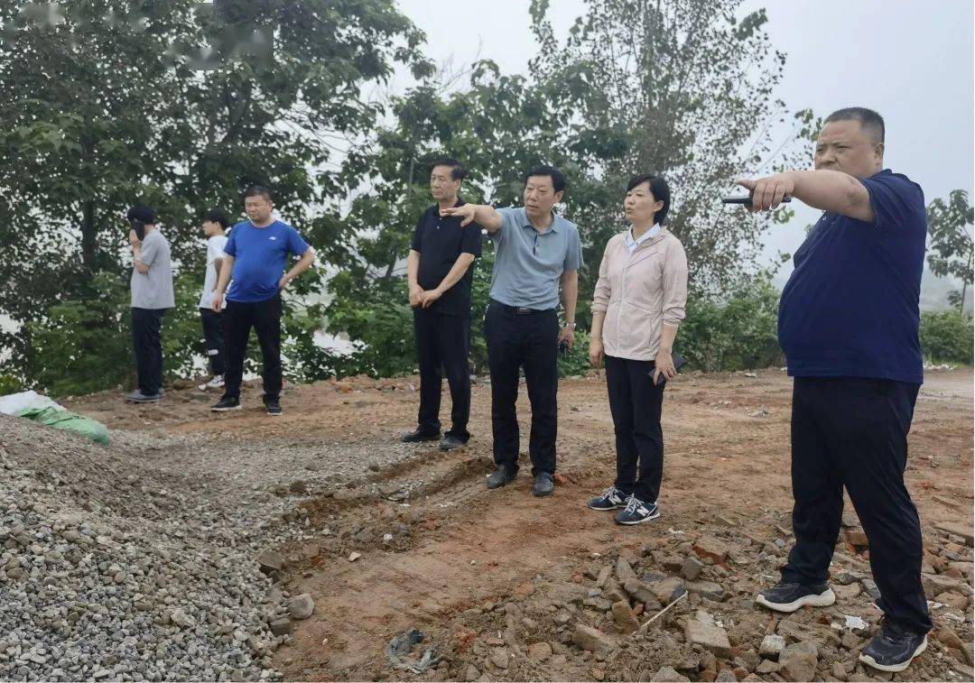 众志成城战汛情风雨无惧抗洪灾长葛公路人奋战防汛抢险第一线