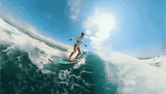 现在三亚尾波冲浪俱乐部已经发展到20多家,不少游客为玩尾波冲浪滑水