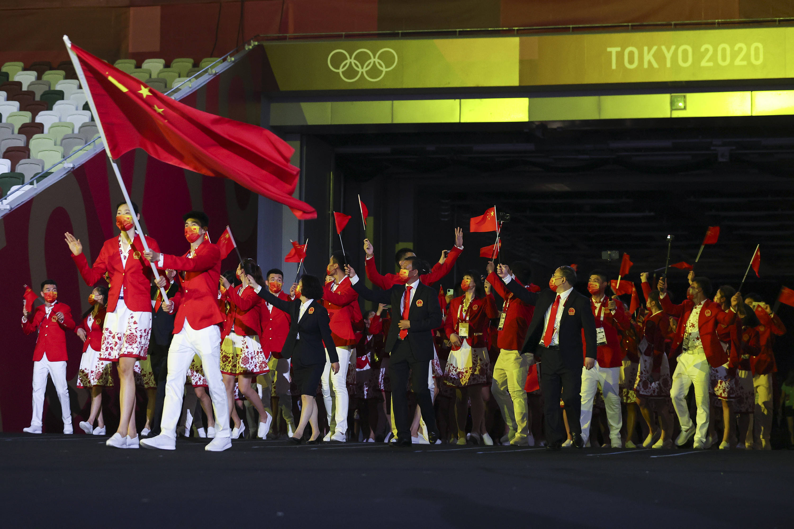 中国奥运会代表团走进会场.