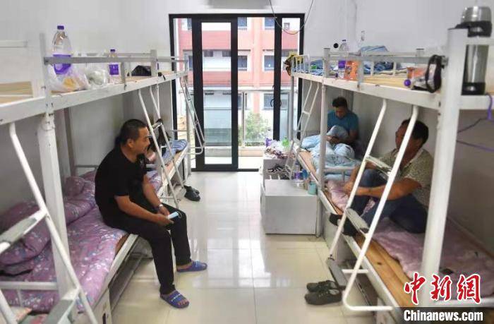 多名外来务工人员在浙江台州三门技师学院的宿舍内休息.