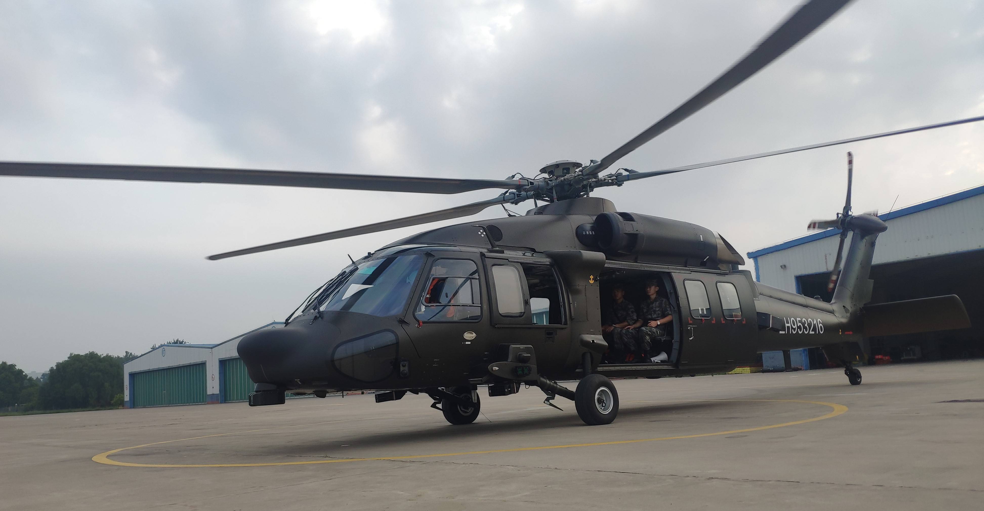 第83集团军某旅首次投入直-20参与防汛救灾任务_直升机