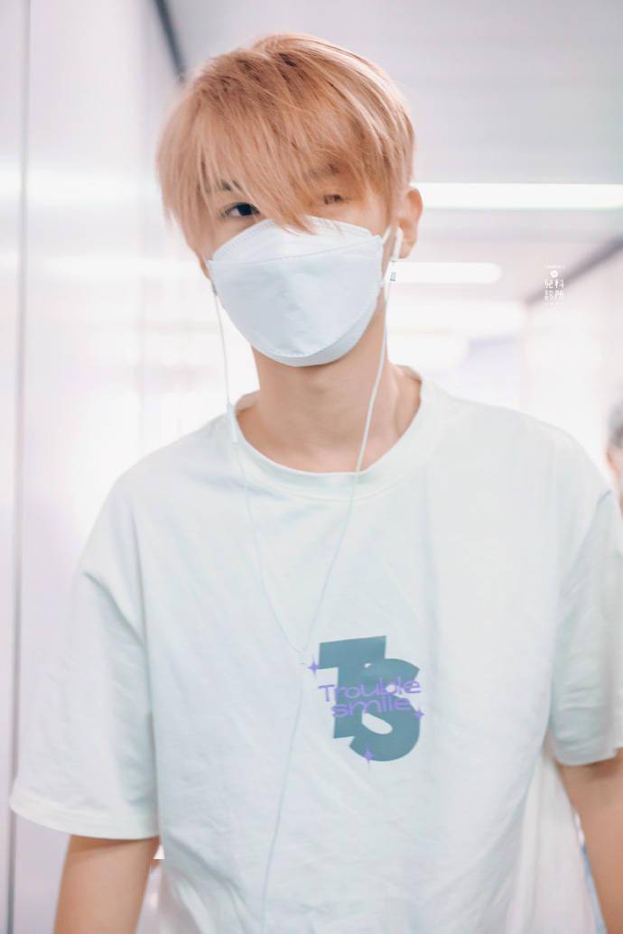 今日份日系美男黄明昊路透 哪里来的动漫人物跑出来了