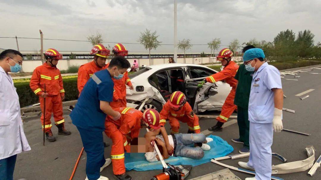 紧急救援西夏区发生一起车祸护栏钢材扎进后排男子胸部银川消防火速出