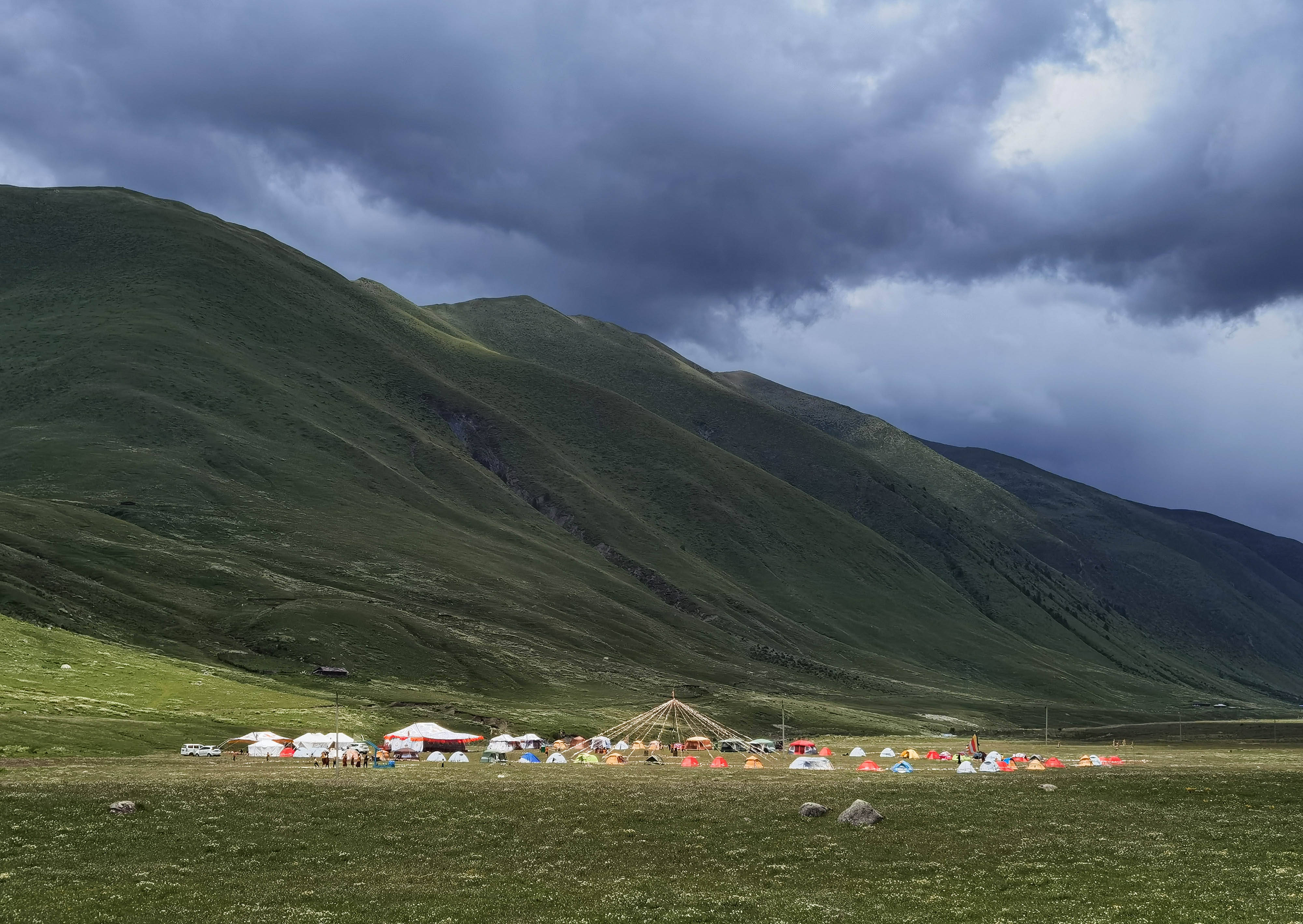 7月25日,在道孚县龙灯草原,藏族群众搭起帐篷休闲.