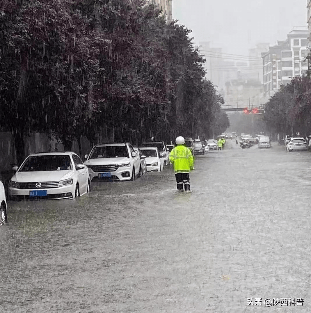 有人被困车中;气象部门辟谣"西安市将出现十年罕见大暴雨"